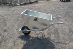 Over kruiwa met diep bak /  Feed wheelbarrow deep