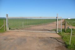 Swaardiens skuifhek vir plaasingang