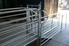 Vehoogde werkplatform met ramps vir skaap drukgang