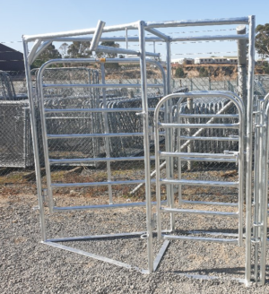 CATTLE SORTING GATE WITH SIDE ENTRY